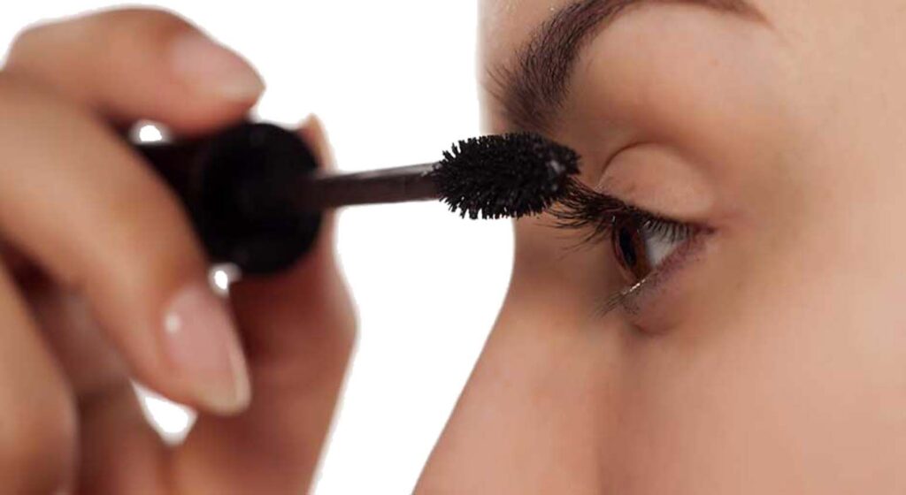 How-is-mascara-applied-correctly